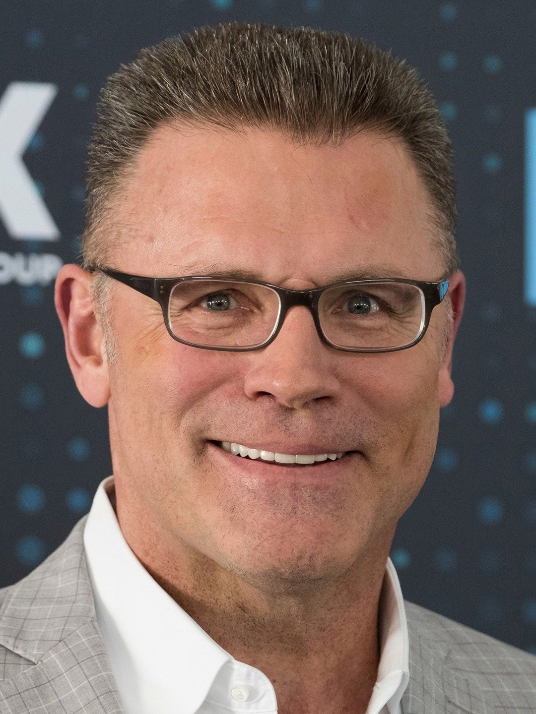 How tall is Howie Long?